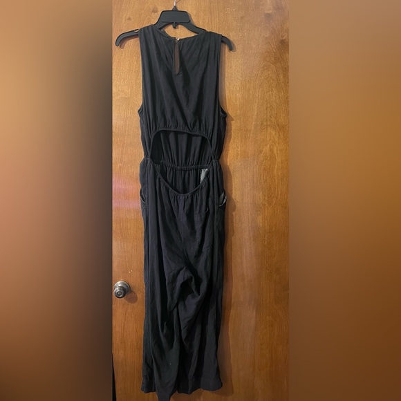 Women’s Linen V-Neck Jumpsuit - Picture 4 of 5